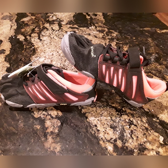 Vibram FiveFinger V-Train (USA size 6.5-7 / EU 37) - Picture 2 of 7
